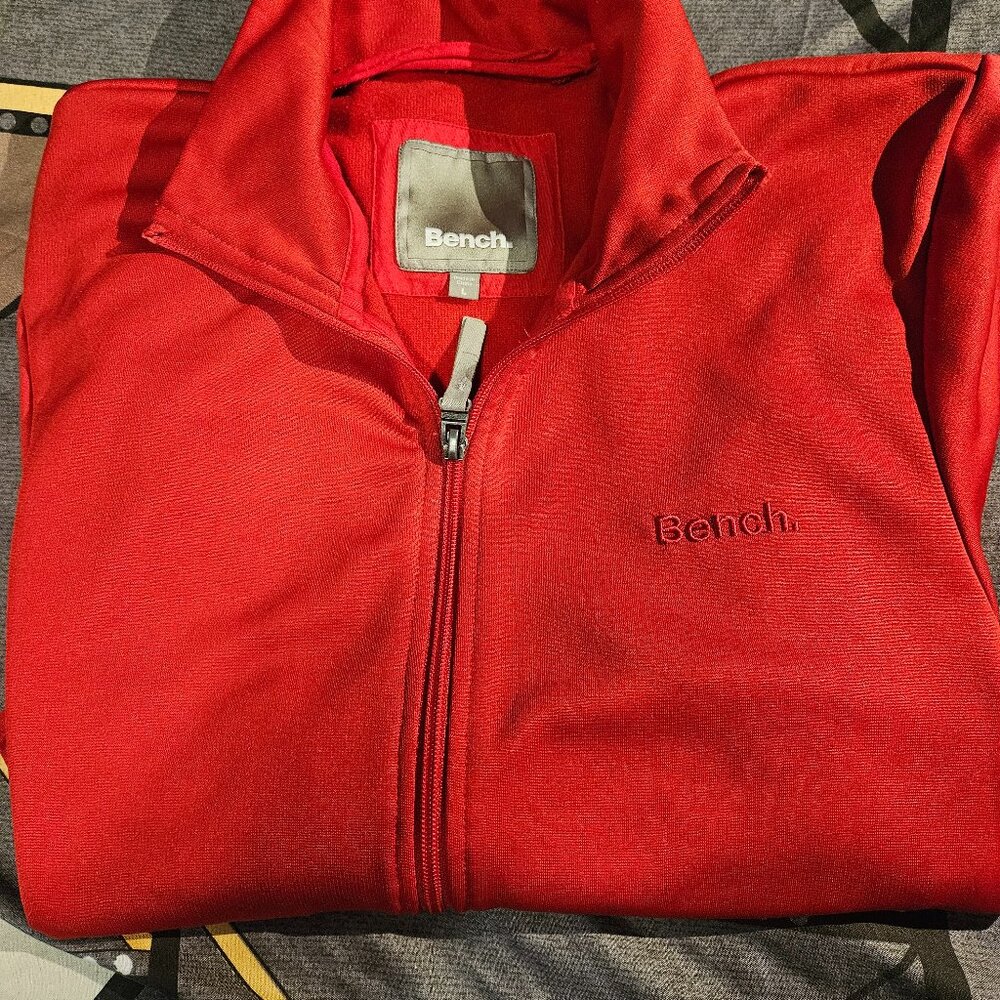 BENCH FULL ZIP SWEATER/JACKET LARGE RED.